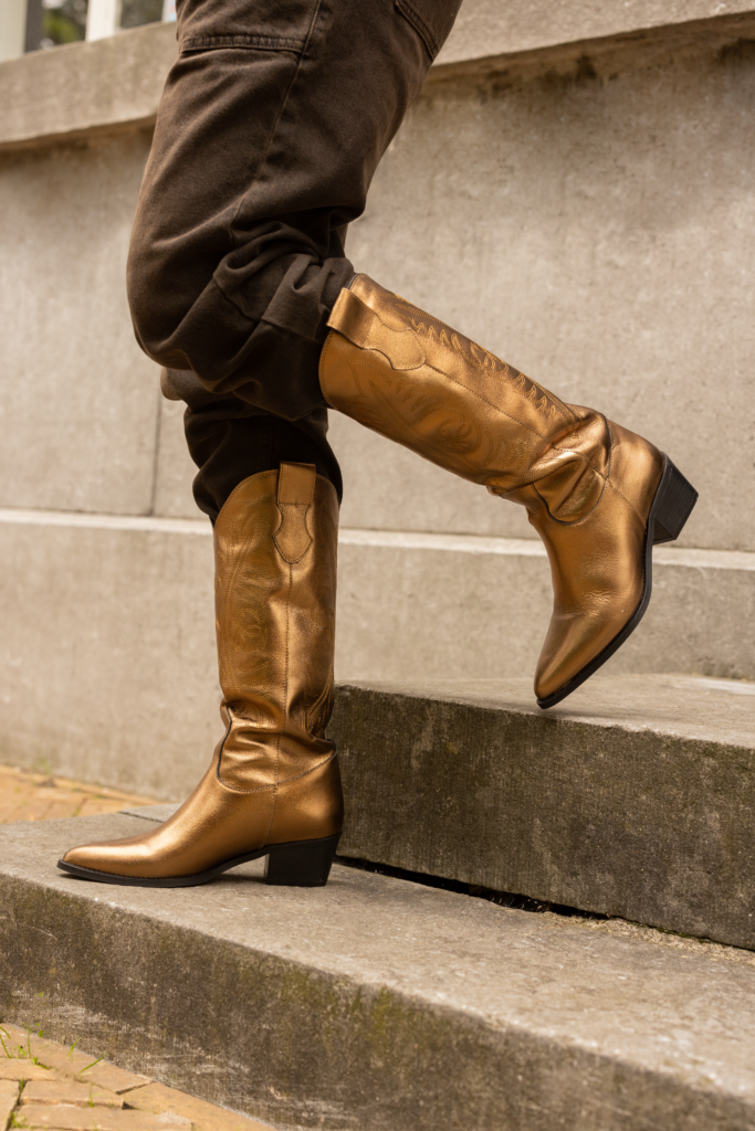 Goude metallic cowboy laarzen gecombineerd met een leuke spijkerbroek