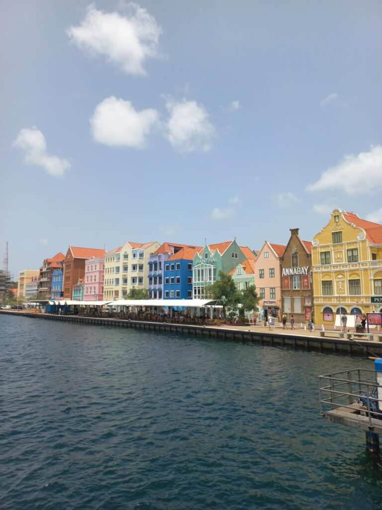 De Handelskade vanuit de pontjesbrug